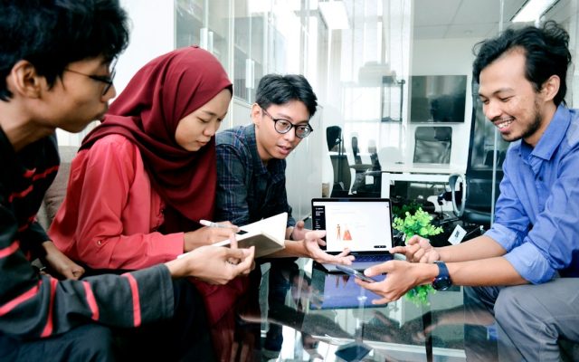 Google Fitbit Edge Diperkenalkan, Bawa Layar AMOLED dan Baterai hingga Tujuh Hari