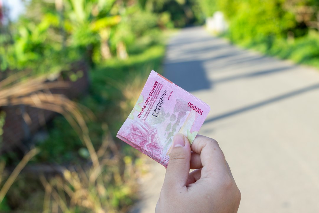 Ilustrasi rupiah dan dolar AS untuk artikel ekonomi